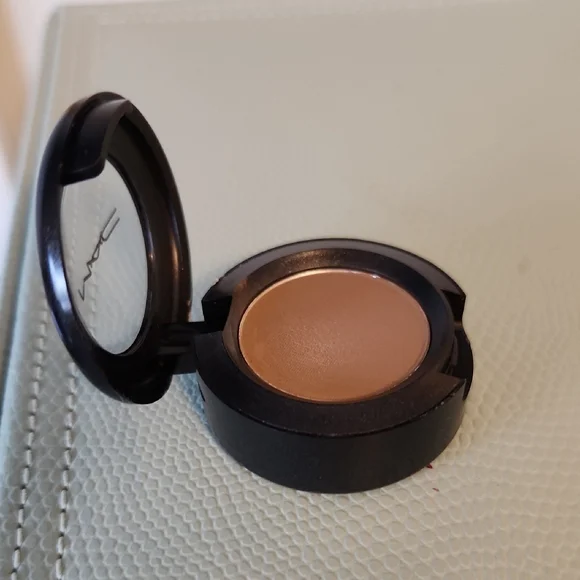 MAC Cosmetics - Charcoal Brown Matte Eyeshadow - Picture 3 of 5